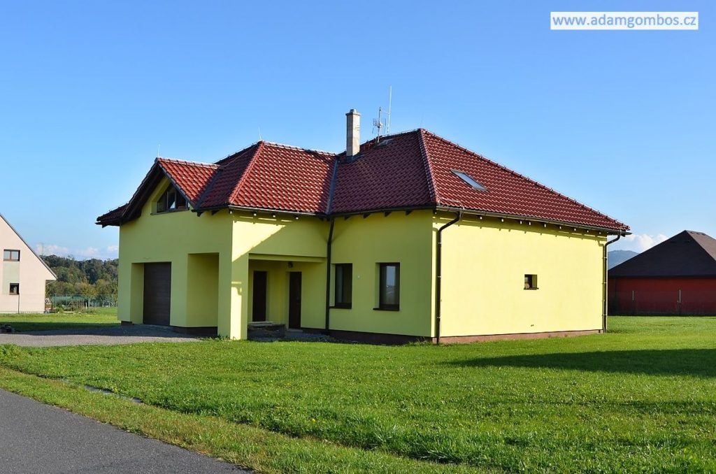 Prostorný dům 6 + kk s garáží v krásném prostředí obce Horní Domaslavice